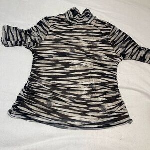 (NWOT) Cable & Gauge Black and White Graphic Fitted Blouse